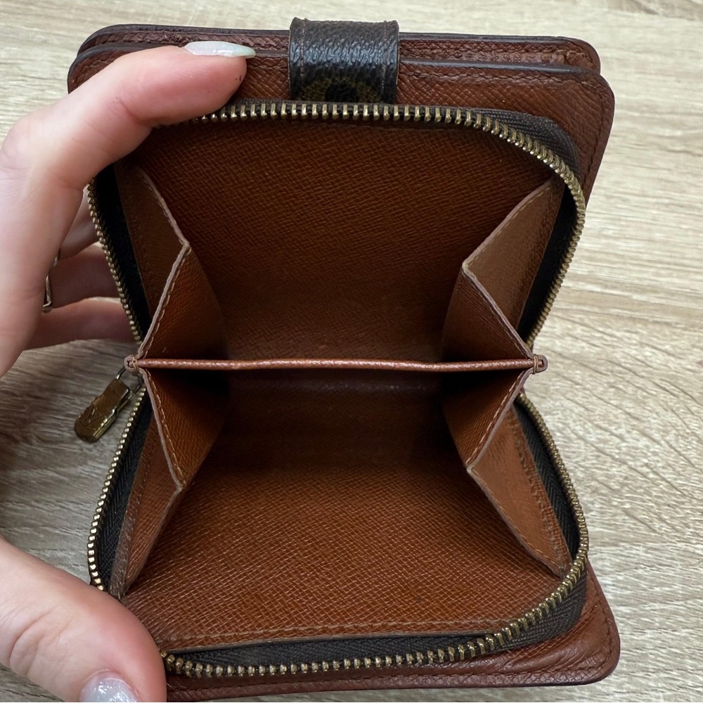 Louis SOLD ❤️Vuitton,❤️Compact zippered Brown Monogram Wallet
With COA , BOX - Picture 15 of 15